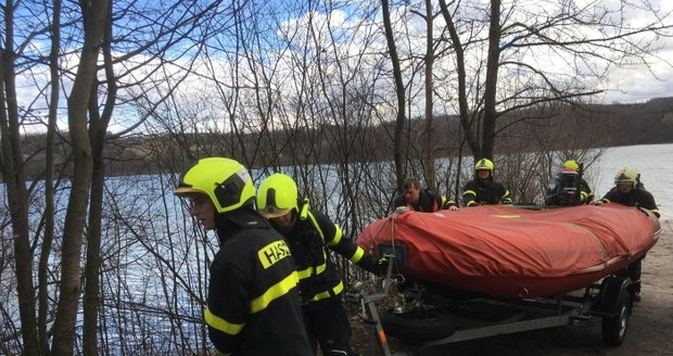 Hasiči pomáhali surfaři (64), který uvázl na těrlické přehradě.