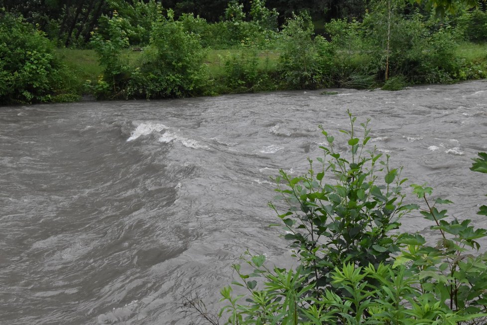 Na tomto místě v těchto peřejích těsně před soutokem Morávky a Ostravice ve Frýdku-Místku se raft s otcem a dvěma dětmi převrhl.