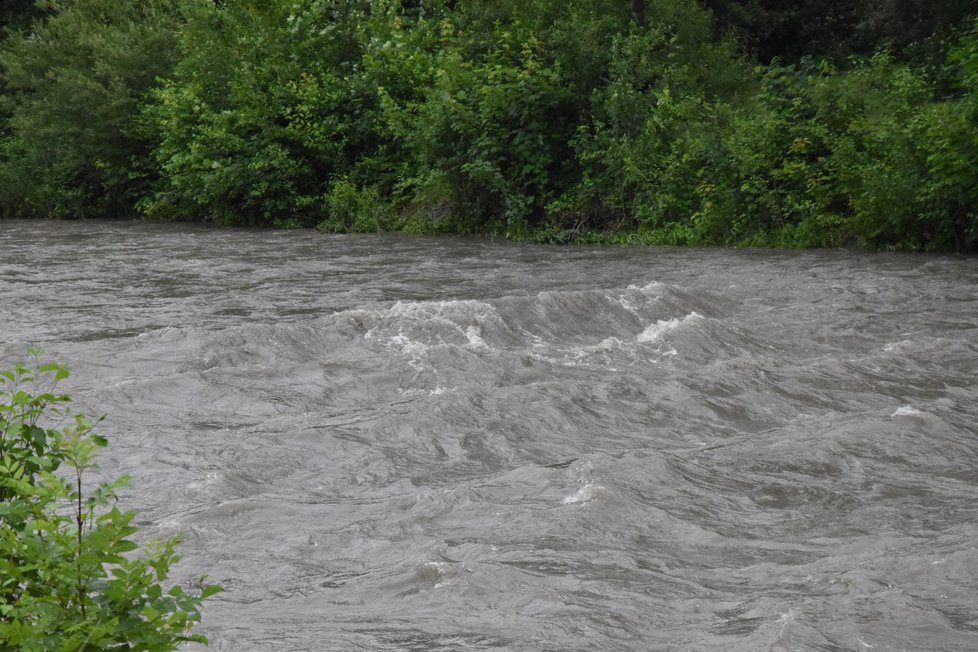 Na tomto místě v těchto peřejích těsně před soutokem Morávky a Ostravice ve Frýdku-Místku se raft s otcem a dvěma dětmi převrhl.