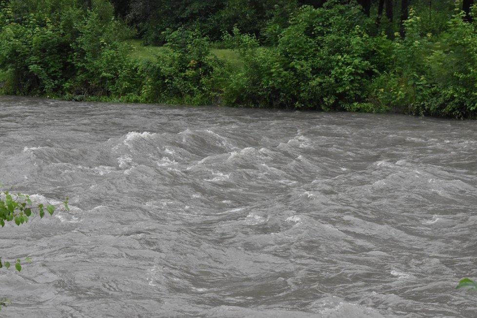 Na tomto místě v těchto peřejích těsně před soutokem Morávky a Ostravice ve Frýdku-Místku se raft s otcem a dvěma dětmi převrhl.