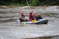 Na raftu na rozbouřené řece: Dívka zaplatila životem!