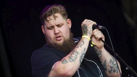 Britský zpěvák Rag&#39;n&#39;Bone Man je další ohlášenou hvězdou Colours of Ostrava.