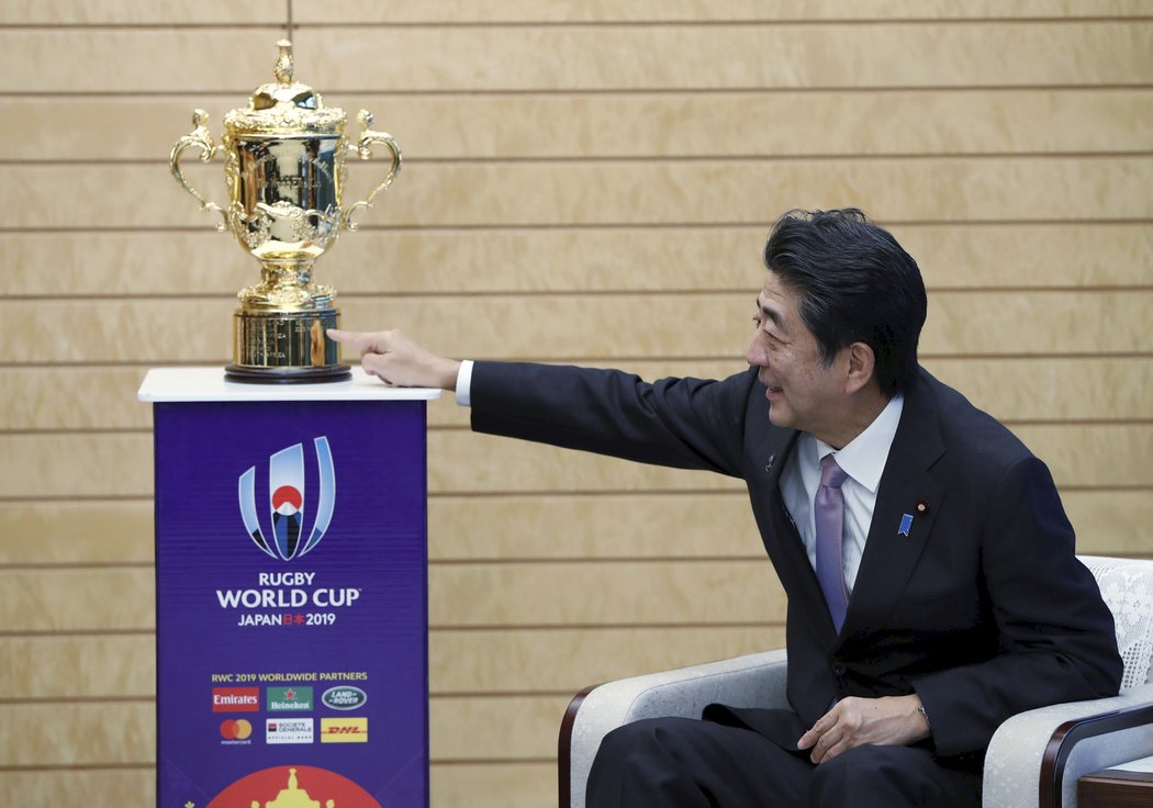 Japonský premiér Šinzó Abe s trofejí pro ragbyové mistry světa