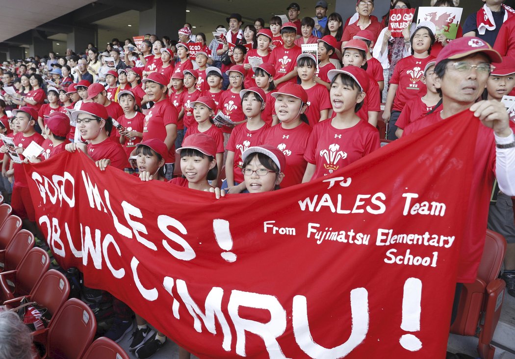 Japonští fanoušci při tréninku reprezentace Walesu před MS