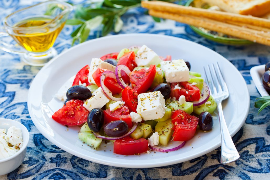 Syrová rajčátka si můžeme vychutnat např. v řeckém salátu