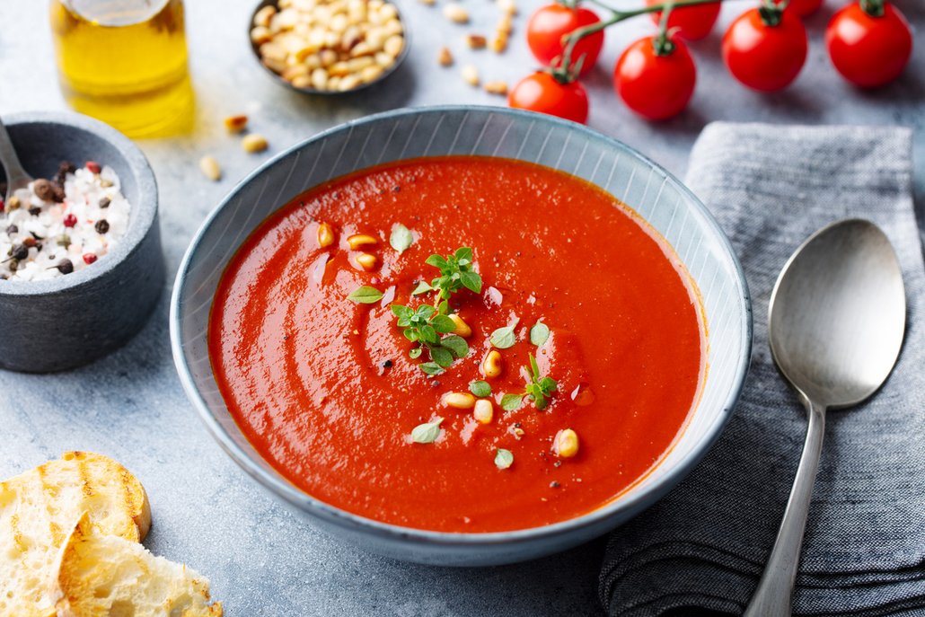 Rajčatová polévka je oblíbenou klasikou. Doplnit ji můžeme krutony či dušenou rýží