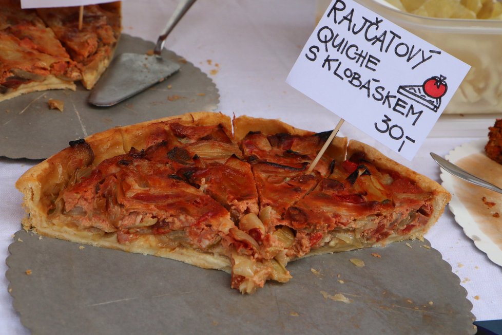 Návštěvníci mohli ochutnat i rajčatový Quiche s klobáskou.