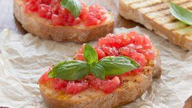 Bruschetta s rajčaty a bazalkou je italská klasika, kterou si zamilujete!