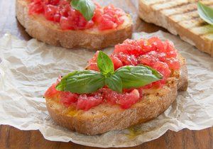 Bruschetta s rajčaty a bazalkou je italská klasika, kterou si zamilujete!