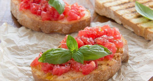 Bruschetta s rajčaty a bazalkou je italská klasika, kterou si zamilujete!