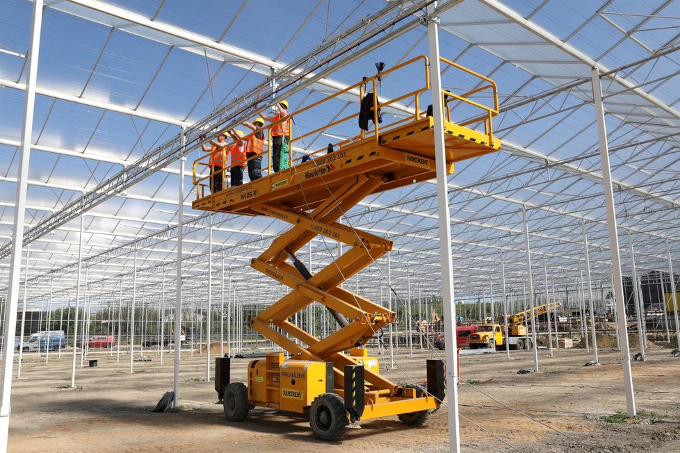 Výstavba skleníku trvala 15 měsíců, první rajčata do něj farmáři zasadí 2. listopadu.