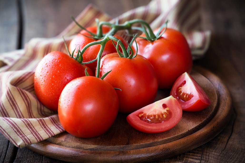 Během tepelné úpravy rajčat dochází k uvolňování lykopenu neboli látky, která pozitivně ovlivňuje naše zdraví a přispívá k prevenci nádorových a kardiovaskulárních onemocnění.
