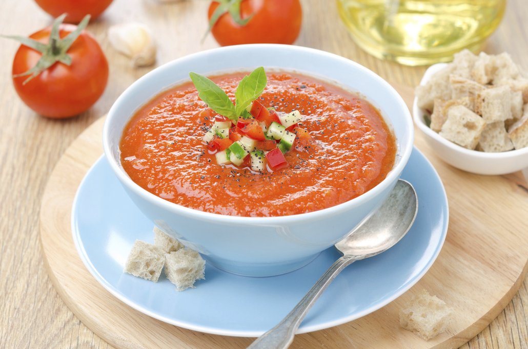 Asi nejznámější studenou polévkou z rajčat a další zeleniny je španělské gazpacho