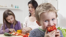 Rajská jablíčka mají řadu vitamínu, v našem jídelníčku by rozhodně neměly chybět. Jsou prevencí například i proti rakovině.