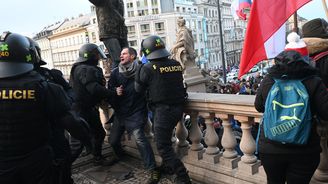 Bitva o muzeum: Rajchl manipuluje, demonstranti mlátili těžkooděnce po hlavách, policie zasáhla později