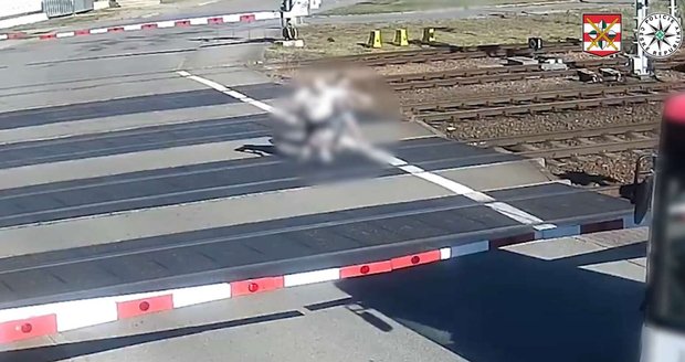 Mladíka na přejezdu v Rájci-Jestřebí smetl vlak. (11. srpna 2026)