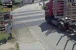 Kamion v Rájci prorazil závory na přejezdu a ujel