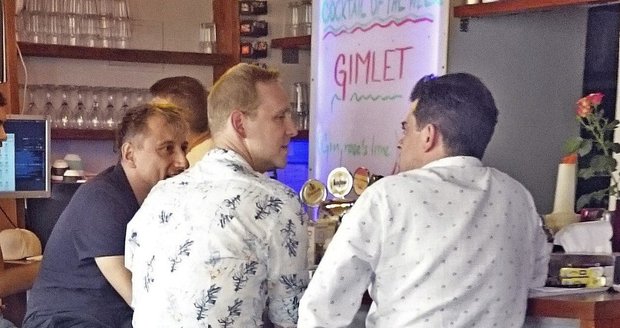 Herci Stach a Rajmont společně s Danielem Špinarem vyrazili do gay baru.