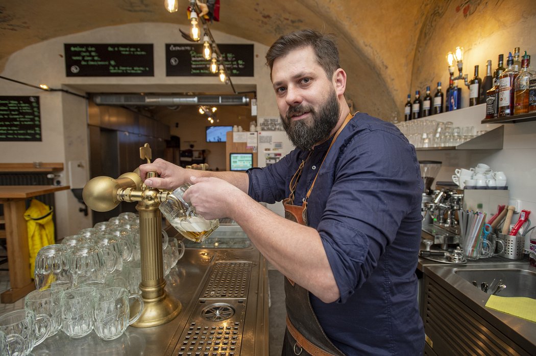 Jan Svátek umí načepovat pivo jako křen