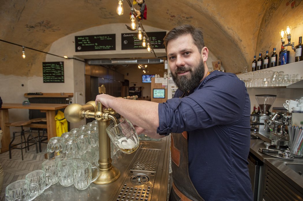 Jan Svátek umí načepovat pivo jako křen