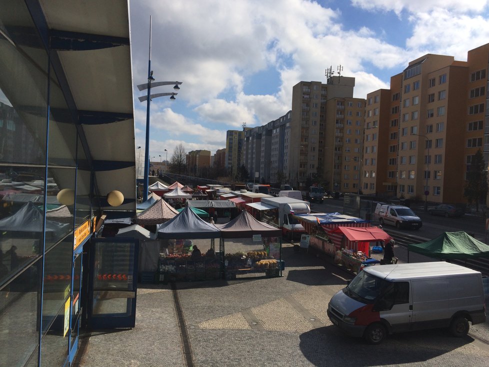 Farmářské trhy v Praze 14 fungují každou středu na Rajské zahradě, a každý pátek na Černém mostě.