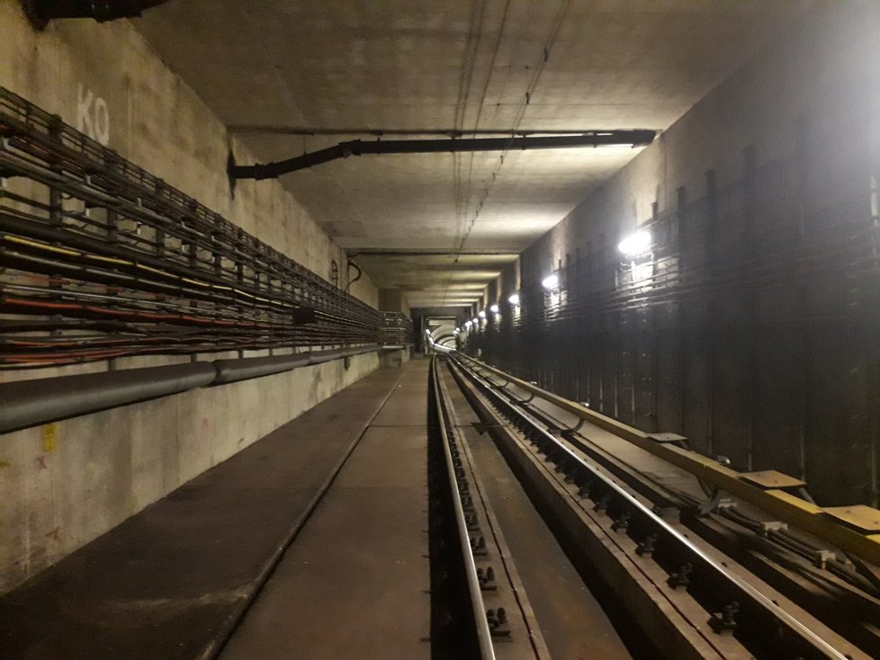 Tunel pražského metra u zastávky Rajská zahrada. (24. listopadu 2021)
