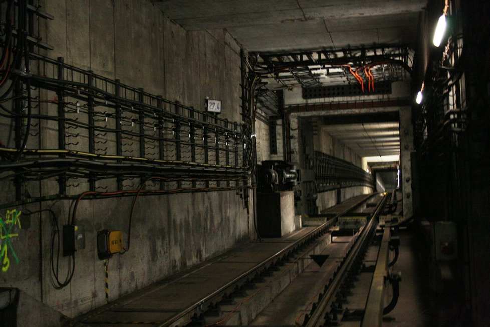 Tunel pražského metra u zastávky Rajská zahrada. (24. listopadu 2021)