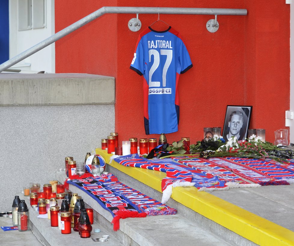 U stadionu se hromadily květiny a zapálené svíčky. Je zde Rajtoralova fotografie a dres, ve kterém za Viktorku hrál.