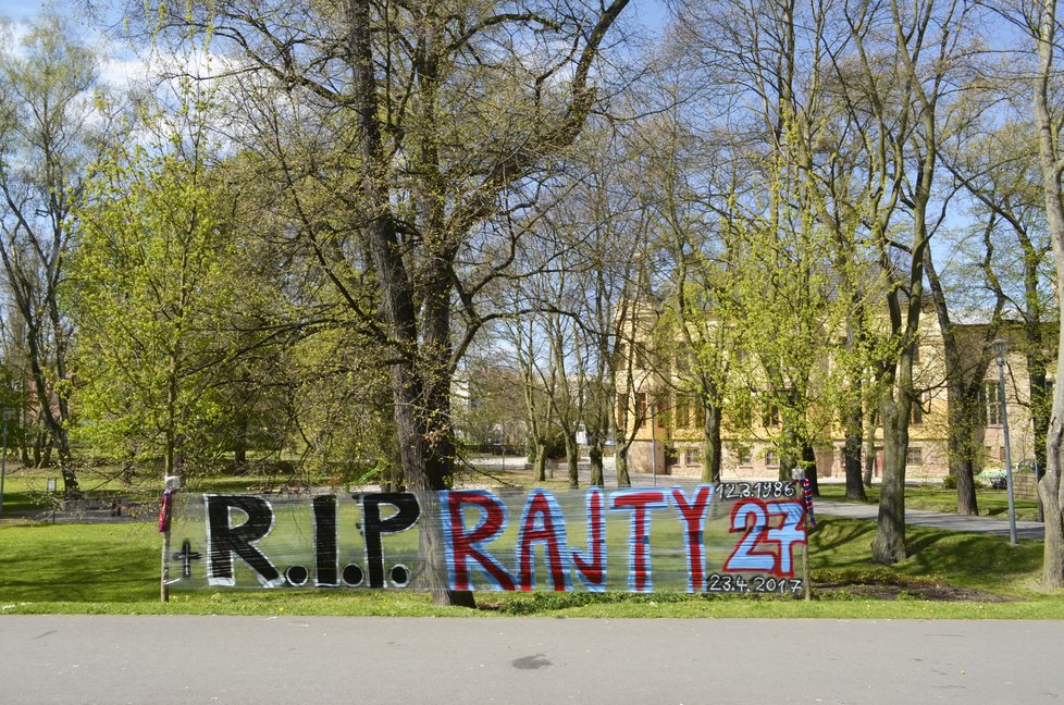 Před stadionem ve Štruncových sadech je nejvýraznější obří nápis »R. I. P. Rajty«.