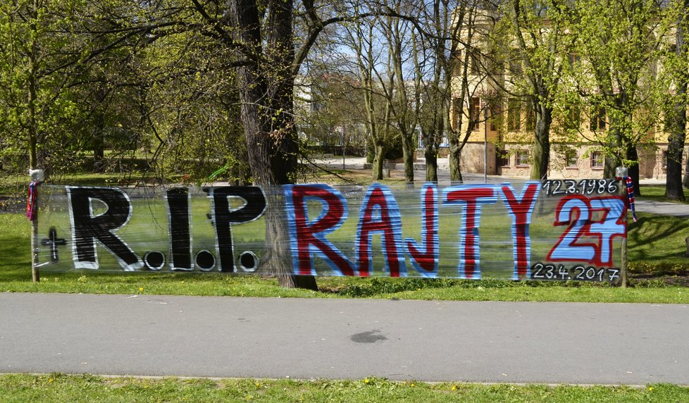 Před stadionem ve Štruncových sadech je nejvýraznější obří nápis »R. I. P. Rajty«.