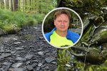 Martin Kubát místo odpočinku na dovolené zachraňoval raky z vyschlého koryta potoka u Protivanova na Prostějovsku.