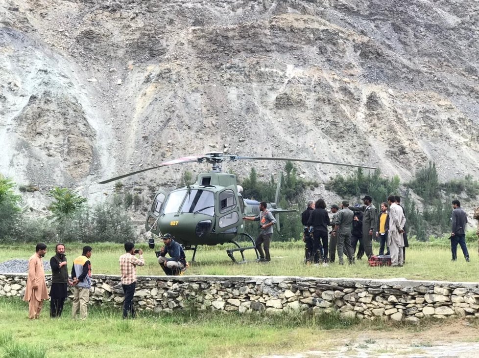 Pákistánští záchranáři se připravují na možnost vyproštění dvou českých horolezců a Pákistánce, kteří uvázli 12. září 2021 při sestupu z hory Rakapoši v Pákistánu.