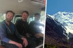 Vrtulník pákistánské armády ve středz převezl do bezpečí české horolezce Jakuba Vlčka a Petra Macka i jejich kolegu z Pákistánu Vadžídulláha Nagrího.
