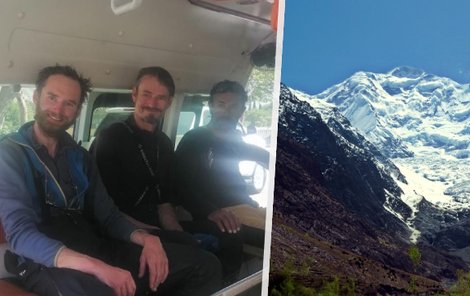 Vrtulník pákistánské armády ve středu převezl do bezpečí české horolezce Jakuba Vlčka a Petra Macka i jejich kolegu z Pákistánu Vadžídulláha Nagrího.