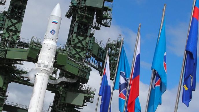Raketa Angara před startem z kosmodromu Pleseck