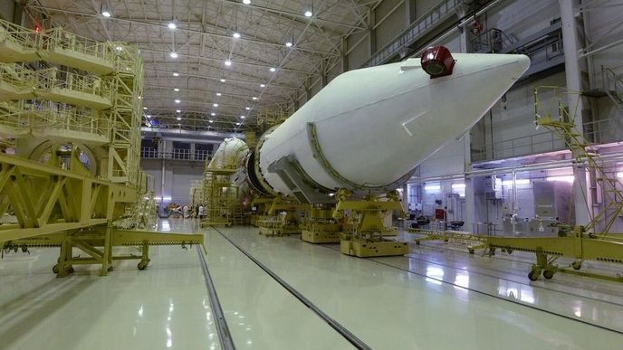 Raketa Angara v hangáru kosmodromu Pleseck