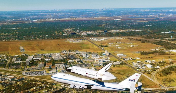 LET DOMŮ: Boeing 747 veze raketoplán Endeavour do Kennedyho vesmírného střediska na Floridě.