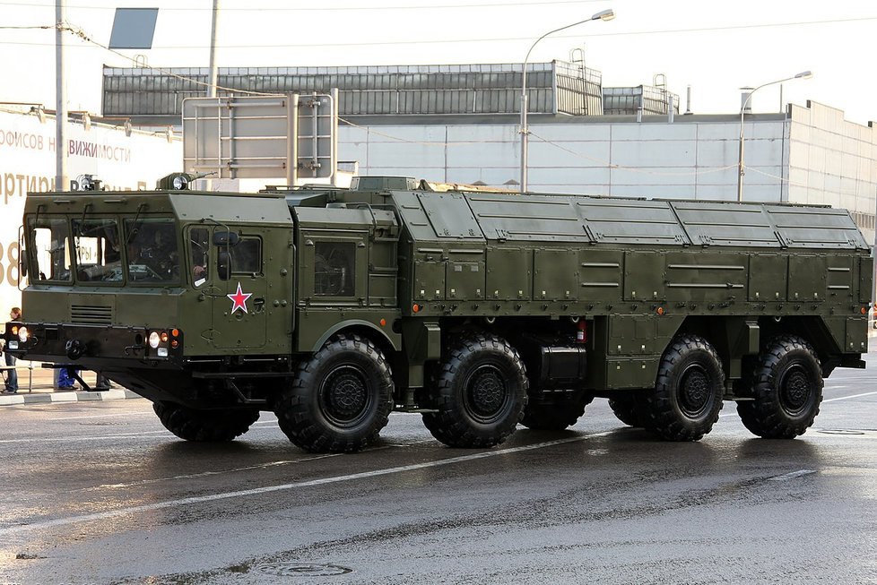 Odpalovač 9P78-1 systému Iskander-M na vojenské přehlídce v Moskvě (2011).