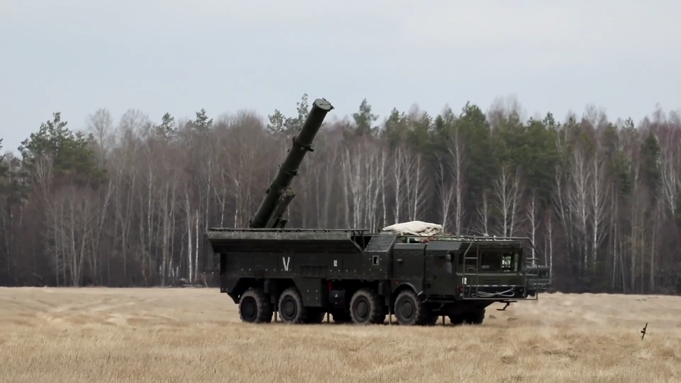 Raketový komplex Iskander s označením V pro vpád na Ukrajinu.