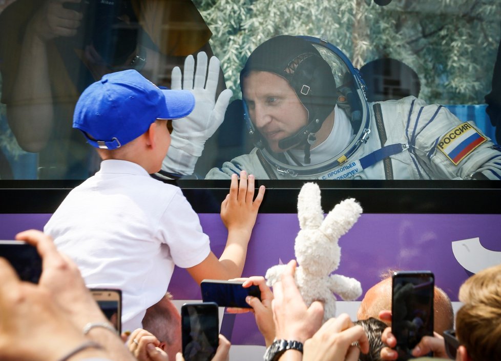 Ruský kosmonaut Sergej Prokopjev naposledy mává z autobusu, který jej odváží ke kosmické lodi Sojuz MS-09 (6.6.2018). Ještě dnes by měl odstartovat k Mezinárodní vesmírné stanici.