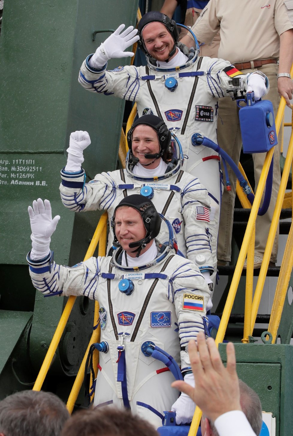 Posádka kosmické lodi Sojuz MS-09 se krátce před startem loučí s přihlížejícími (6.6.2018)