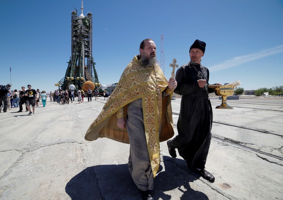 Kosmické lodi Sojuz MS-09 požehnali k úspěšnému startu i pravoslavní kněží (5. 6. 2018).