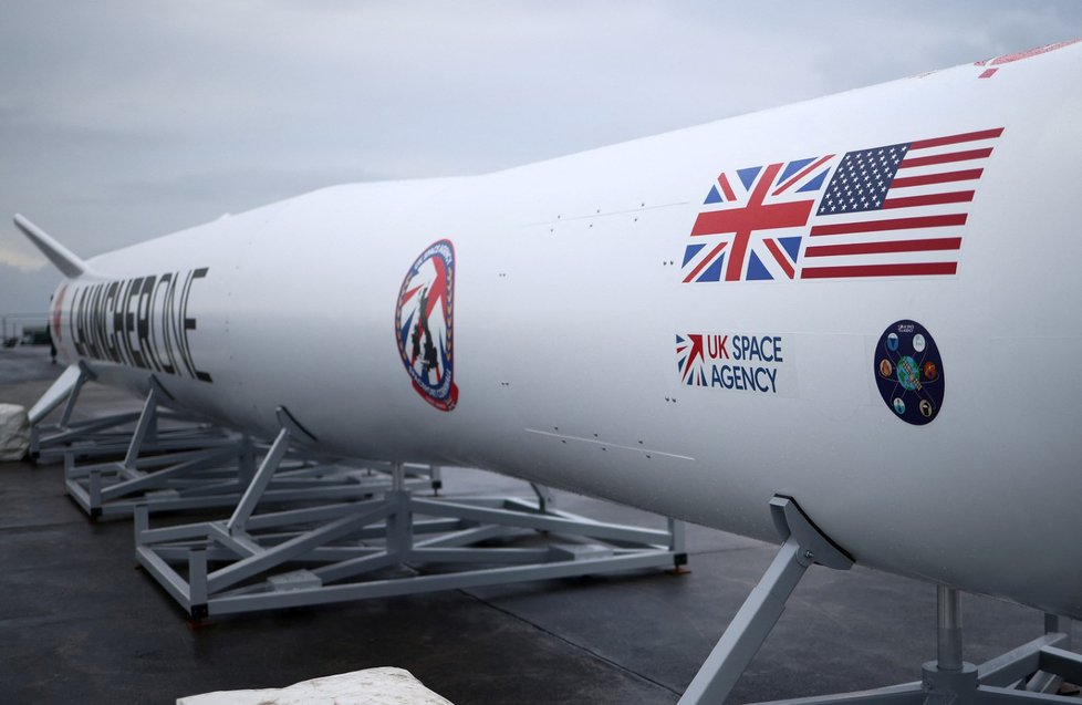 Replika rakety LauncherOne společnosti Virgin Orbit.