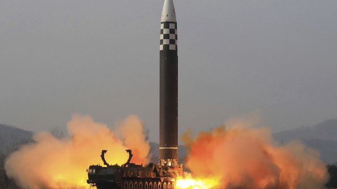 Severní Korea vystřelila raketu, která měla dostatečný dolet, aby zasáhla Spojené státy.