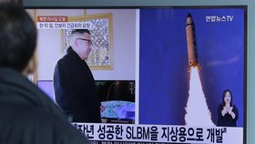 Severní Korea diktátora Kim Čong-una je kritizována za raketovou zkoušku.