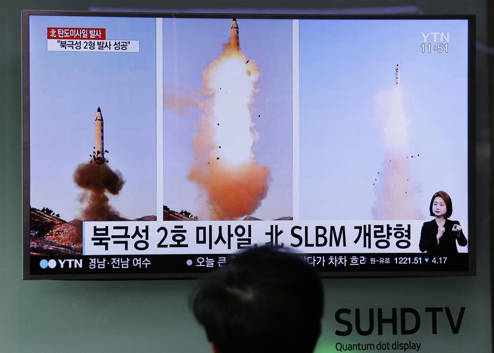 Severní Korea diktátora Kim Čong-una je kritizována za raketovou zkoušku.