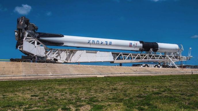 Satelity Starlink na oběžnou dráhu vynášejí rakety Falcon 9
