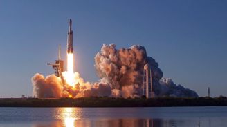 Podívejte se: Muskova raketa Falcon Heavy má za sebou první komerční let