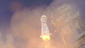 Raketa firmy Blue Origin, kterou založil majitel impéria Amazon, dokázala jako druhý soukromý stroj po startu sama přistát.