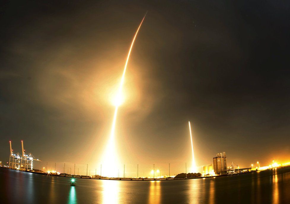 První stupeň rakety Falcon 9 soukromé společnosti SpaceX dokázal po startu úspěšně znovu přistát.